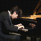 Играет Цзыюй Шао. Фото Анны Завозяевой ©Дом Культуры «ГЭС-2»