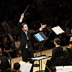 Дирижирует Алексей Рубин. Фото Лилии Ольховой предоставлено пресс-службой МКЗ «Зарядье»