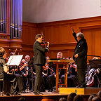 Никита Борисоглебский, Александр Лазарев и музыканты ГАСО. Фото Веры Журавлевой предоставлено пресс-службой ГАСО им. Е.Ф. Светланова