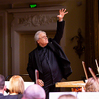 Дирижирует Александр Лазарев. Фото Веры Журавлевой предоставлено пресс-службой ГАСО им. Е.Ф. Светланова