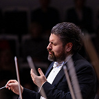 Дирижирует Дмитрий Юровский. Фото предоставлено пресс-службой Московской филармонии