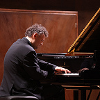 Играет Юрий Фаворин. Фото Дениса Рылова © Московская консерватория