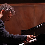 Играет Юрий Фаворин. Фото Дениса Рылова © Московская консерватория