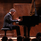 Играет Юрий Фаворин. Фото Дениса Рылова © Московская консерватория.