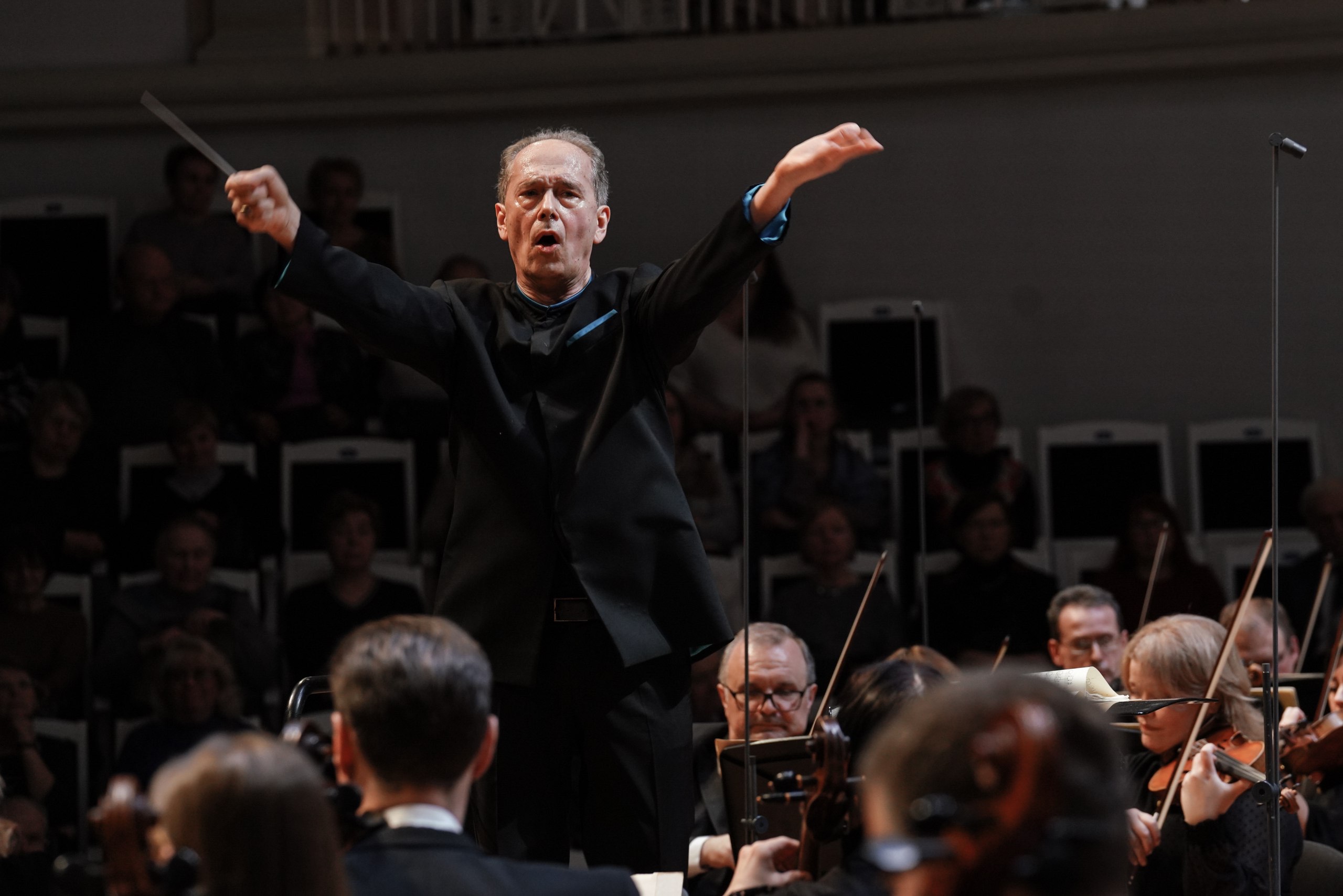 НА ТИТУЛ_1_Дирижирует Дмитрий Лисс. Фото Анны Селиной предоставлено пресс-службой Свердловской филармонии