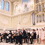 Гитаристы и вокальный ансамбль