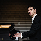 Играет Константин Хачикян. Фото предоставлено пресс-службой МКЗ «Зарядье»