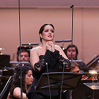 Поет Алина Черташ. Фото предоставлено пресс-службой Московской филармонии