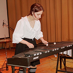 На отчетном концерте школы. Лев Арина.2025г