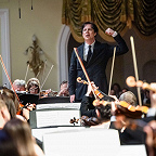 Дирижирует Теодор Курентзис. Фото Алексея Молчановского