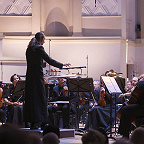 Филипп Чижевский дирижирует ГАСО им. Светланова. Фото предоставлено пресс-службой Московской филармонии