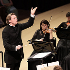 Дирижирует Антон Шабуров. Фото Лилии Ольховой предоставлено пресс-службой МКЗ «Зарядье»