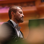 Играет Павел Нерсесьян. Фото Дениса Рылова © Московская консерватория