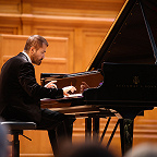 Играет Павел Нерсесьян. Фото Дениса Рылова © Московская консерватория