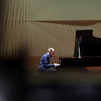 Играет Андрей Коробейников. Фото Лилии Ольховой предоставлено пресс-службой МКЗ «Зарядье»