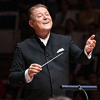 Дирижирует Александр Сладковский. Фото предоставлено пресс-службой Московской филармонии