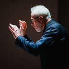 Дирижирует Федор Леднёв. Фото Никиты Чунтомова © Дом культуры «ГЭС-2»