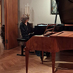 Екатерина Державина играет на рояле Рихтера. Фото автора