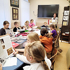 Учащиеся с книгами