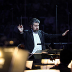 Дирижирует Дмитрий Юровский. Фото Ирины Шымчак