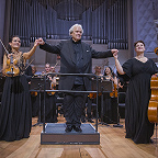 Александр Лазарев с концертмейстерами РНМСО Еленой Таросян и Лидией Аристовой. Фото предоставлено пресс-службой Московской филармонии