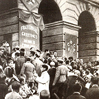 Духовой оркестр играет на встрече В.И. Ленина на 2 Конгрессе Коминтерна. Дирижер М.А. Плотников. 1920 год