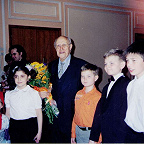 М.Л. Ростропович с учащимися школы.