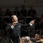 Дирижирует Александр Сладковский. Фото предоставлено пресс-службой Московской филармонии