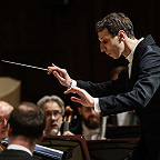 Дирижирует Арсентий Ткаченко. Фото предоставлено пресс-службой МКЗ «Зарядье»