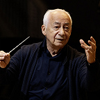 Дирижирует Владимир Спиваков. Фото Евгения Евтюхова