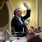 Дирижирует Александр Рудин. Фото Ирины Шымчак