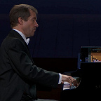 Играет Николай Луганский. Фото с официальной видеозаписи