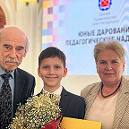 Лауреат премии Правительства СПб Юные дарования Михаил Кучер со своим преподавателем ЗРК РФ В.Н. Щукиным и Н.Г. Коцаревой