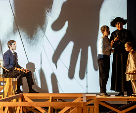 С надеждой на обретение сцены