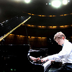 Лауреат международных конкурсов, победитель конкурса на соискание Премии Правительства СПб Юные дарования В.Юрченко, преп. О.Толмачева