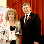 Награждение медалью «За развитие культуры и искусства Санкт-Петербурга» директора школы Е.Н. Охроменко Председателем Общероссийской Федерации Искусства Шакировым Р.Р.