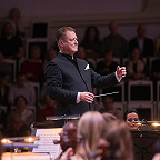 Дирижирует Александр Сладковский. Фото предоставлено пресс-службой Московской филармонии