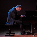 Играет Юрий Фаворин. Фото Ильи Трушина