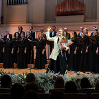 Екатерина Антоненко и Хор Свешникова. Фото предоставлено пресс-службой Московской филармонии
