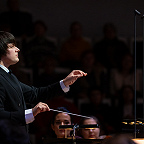 Дирижирует Федор Безносиков. Фото предоставлено пресс-службой Московской филармонии