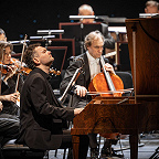 Играет Юрий Фаворин. Фото Екатерины Христовой