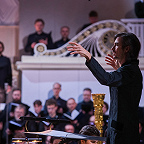 Дирижирует Филипп Чижевский. Фото предоставлено пресс-службой Московской филармонии
