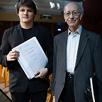 Федор Безносиков и Андрей Головин с партитурой оперы «Первая любовь». Фото Екатерины Христовой