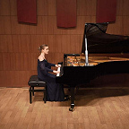 Играет Варвара Заруднева. Фото с официальной видеозаписи концерта