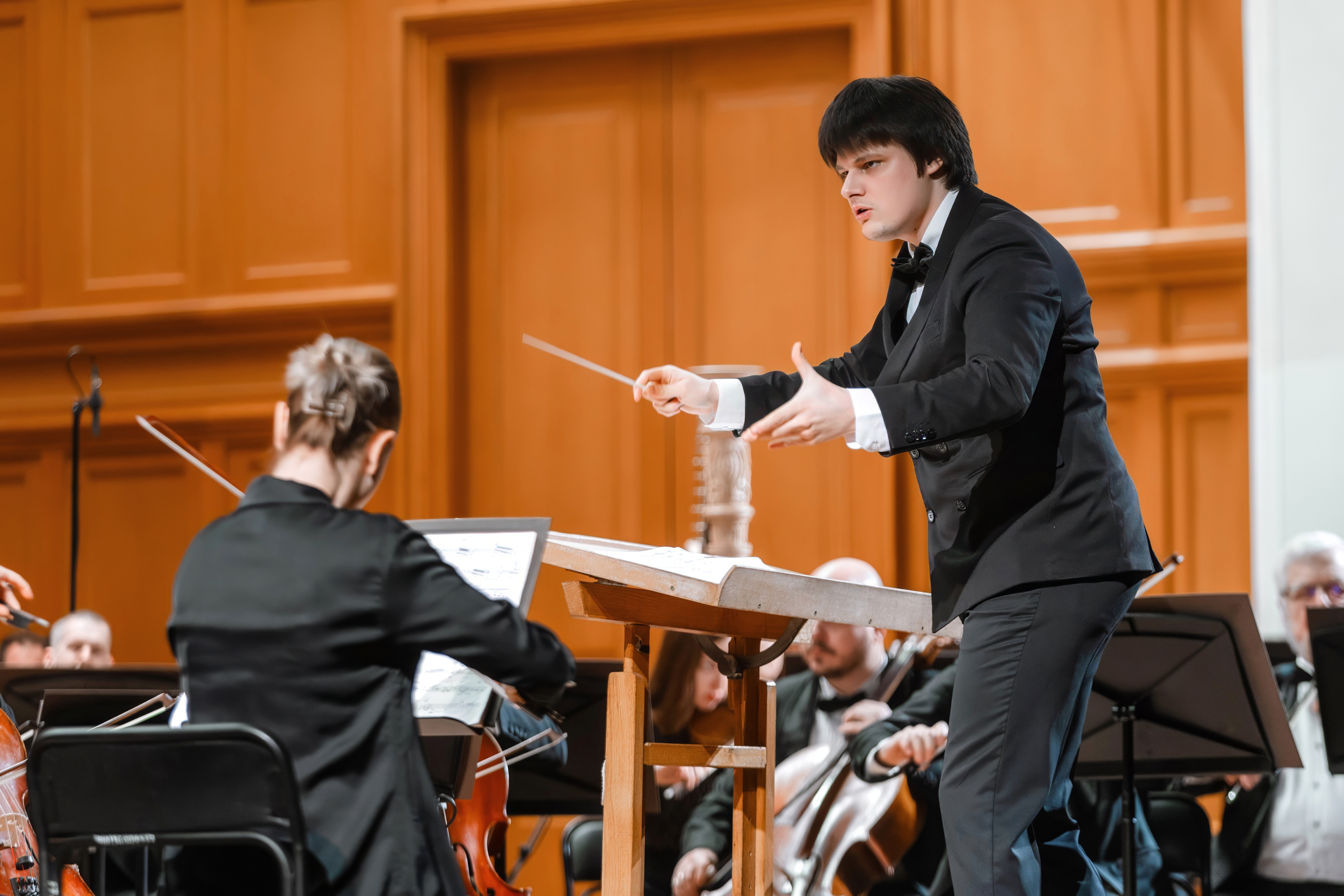  Дирижирует Федор Безносиков. Фото Антона Галкина &copy; Zapomni Entertainment