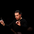 Дирижирует Дмитрий Синьковский. Фото предоставлено пресс-службой МКЗ «Зарядье»