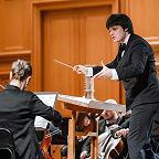 Дирижирует Федор Безносиков. Фото Антона Галкина © Zapomni Entertainment