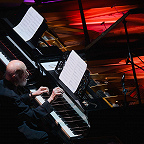 Играет Алексей Любимов. Фото Никиты Чунтомова © Дом культуры «ГЭС-2»