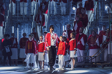 КТО КОГО, ИЛИ SHOW MUST GO ON