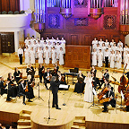 Казанский камерный оркестр «La Primavera» (худ. рук. и дирижер Рустем Абязов) и Образцовый хор «Радость» 